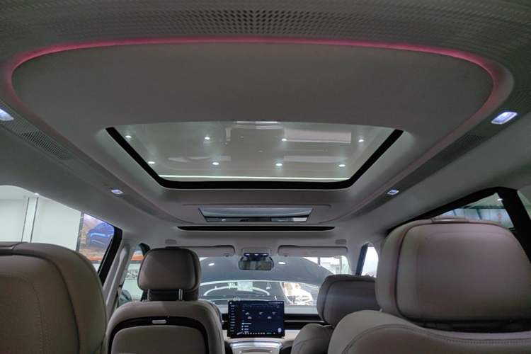 Used XPeng X9 2025 740 Ultra-Long Range Max Headliner