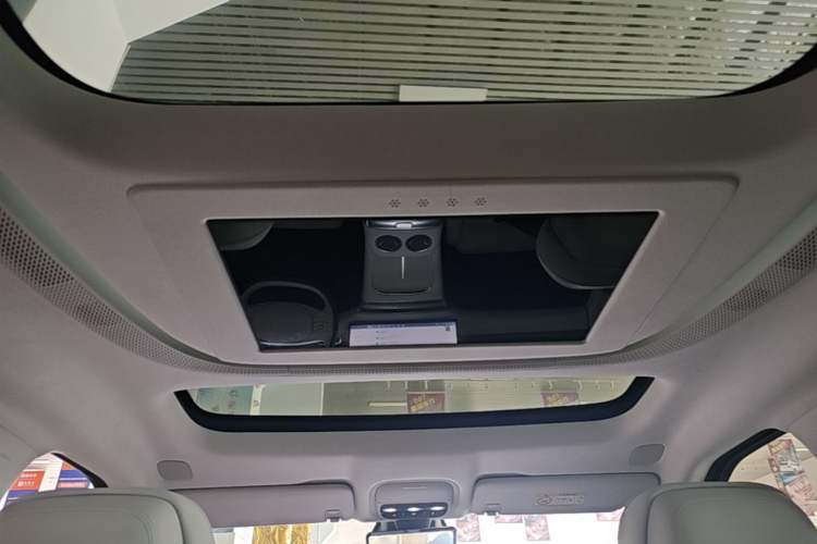 Used XPeng X9 2025 650 Long-Range Max Headliner