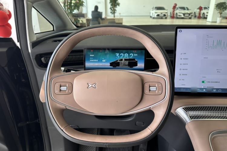Used XPeng X9  Interior 1