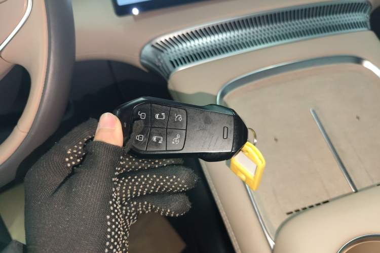 Used XPeng X9 2025 740 Ultra-Long Range Max Interior 1