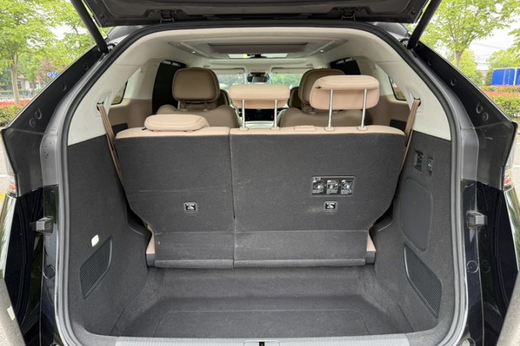 Used XPeng X9 2025 740 Ultra-Long Range Max Interior 1