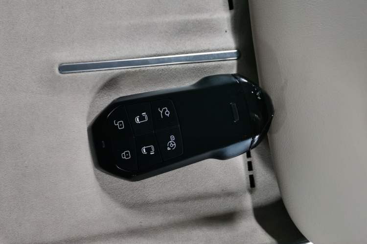 Used XPeng X9 2025 740 Ultra-Long Range Max Interior 1