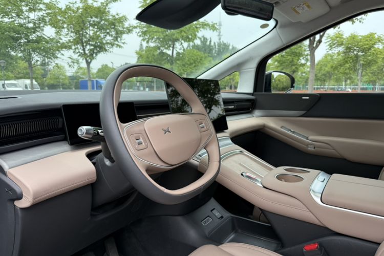 Used XPeng X9 2025 740 Ultra-Long Range Max Interior 12