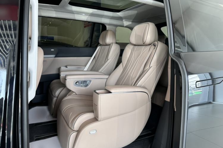 Used XPeng X9  Interior 2