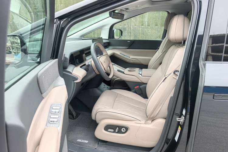 Used XPeng X9 2025 650 Long-Range Max Interior 2