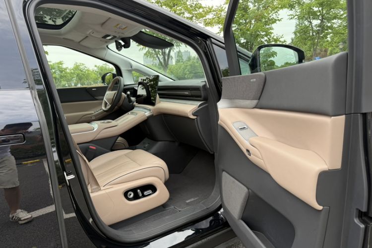 Used XPeng X9 2025 740 Ultra-Long Range Max Interior 2
