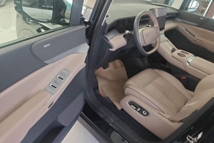 Used XPeng X9 2025 740 Ultra-Long Range Max Interior 3
