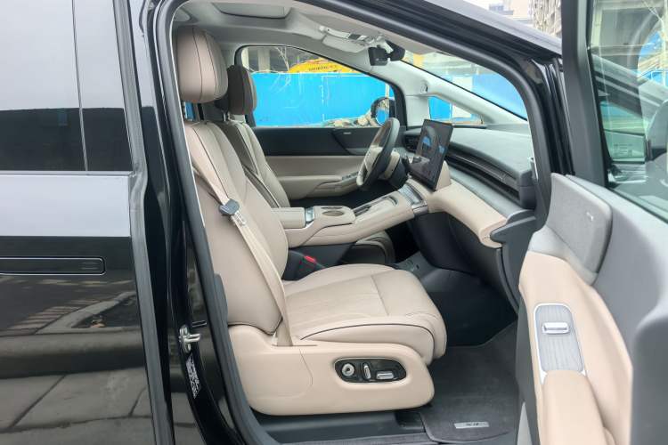 Used XPeng X9 2025 650 Long-Range Max Interior 3