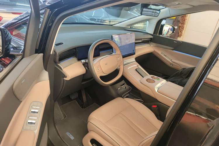 Used XPeng X9 2025 740 Ultra-Long Range Max Interior 3