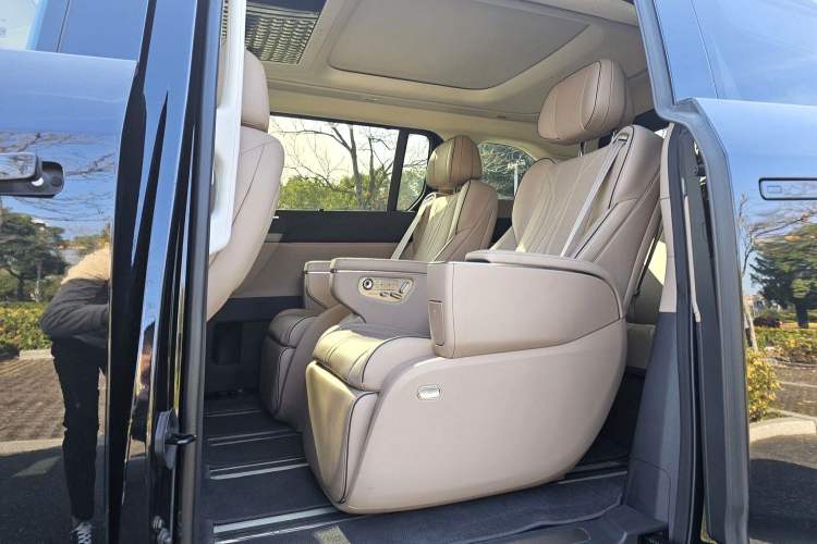Used XPeng X9 2025 740 Ultra-Long Range Max Interior 3