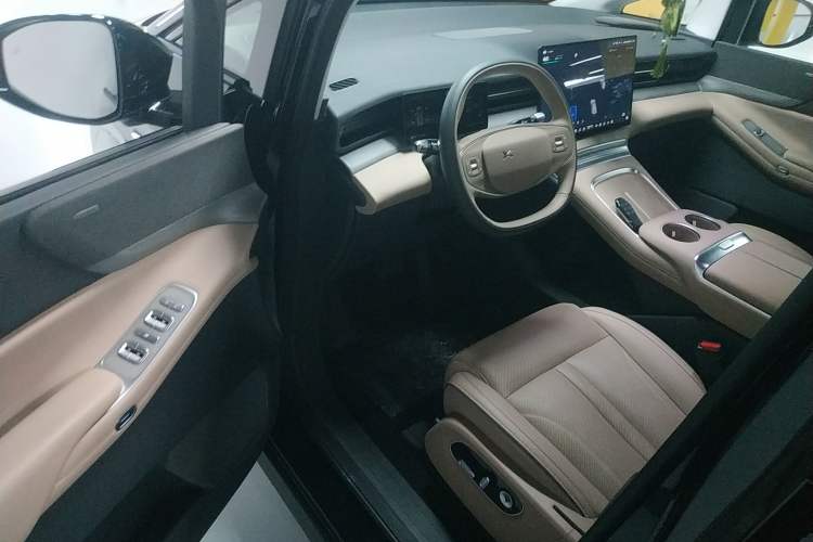 Used XPeng X9 2025 740 Ultra-Long Range Max Interior 3