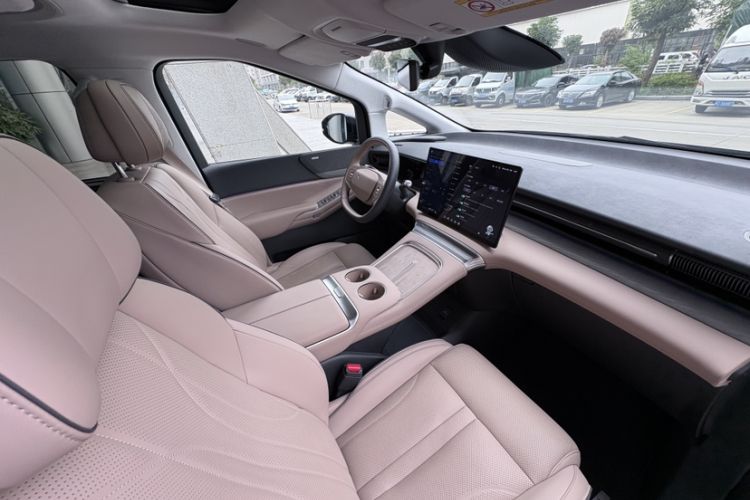 Used XPeng X9 2025 740 Ultra-Long Range Max Interior 3