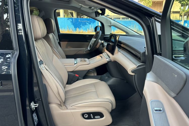 Used XPeng X9 2025 740 Ultra-Long Range Max Interior 3