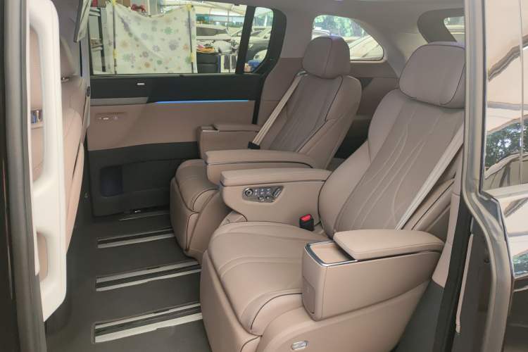Used XPeng X9 2025 740 Ultra-Long Range Max Interior 4