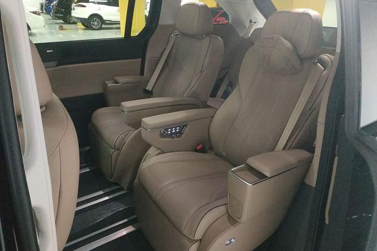 Used XPeng X9 2025 740 Ultra-Long Range Max Interior 4