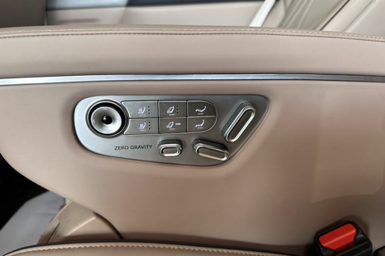 Used XPeng X9  Interior 6