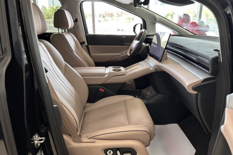 Used XPeng X9  Interior 7