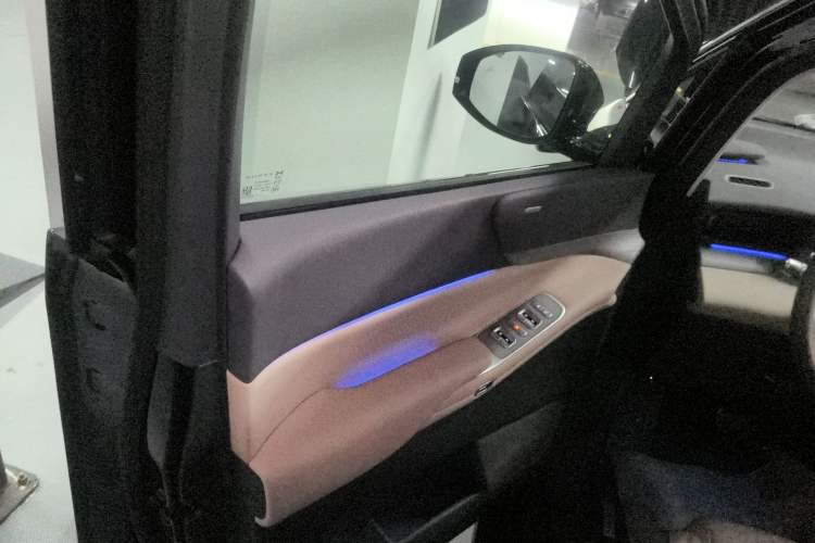 Used XPeng X9 2025 740 Ultra-Long Range Max Left Front Door Interior