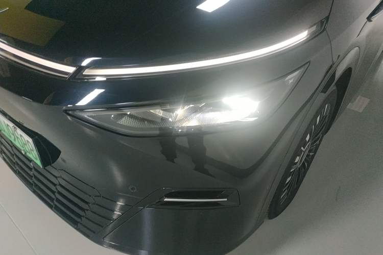 Used XPeng X9 2025 740 Ultra-Long Range Max Left Front Headlight