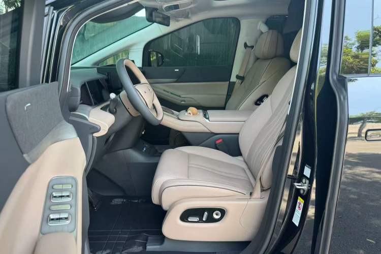 Used XPeng X9 2025 740 Ultra-Long Range Max Left Front Seat