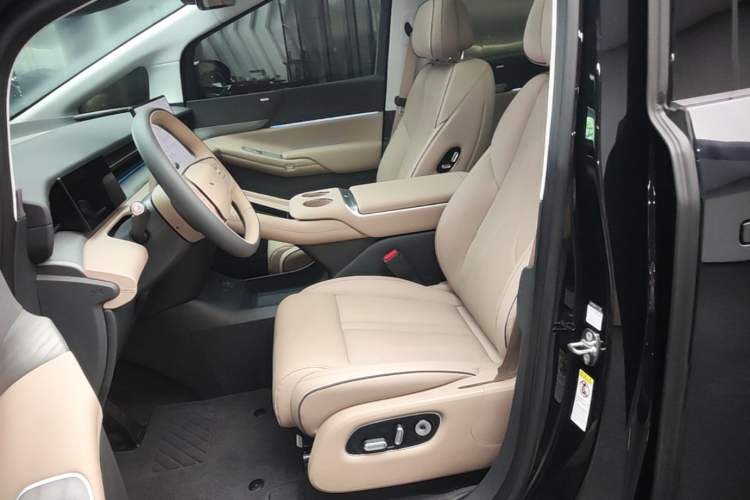 Used XPeng X9 2025 650 Long-Range Max Left Front Seat