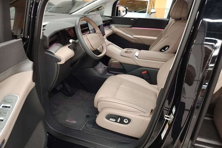 Used XPeng X9 2025 740 Ultra-Long Range Max Left Front Seat