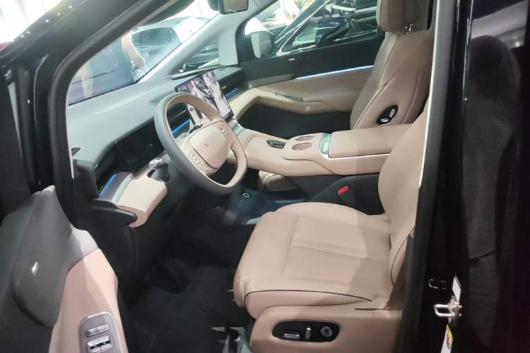 Used XPeng X9 2025 650 Long-Range Max Left Front Seat
