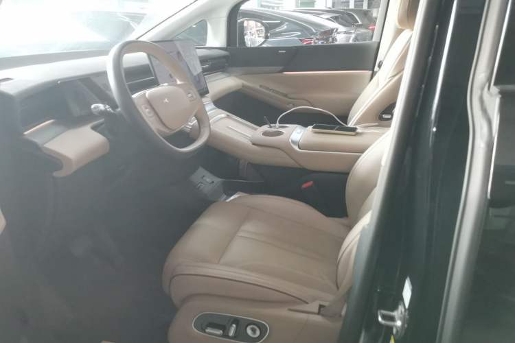 Used XPeng X9 2025 740 Ultra-Long Range Max Left Front Seat