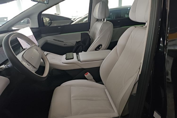 Used XPeng X9 2025 650 Long-Range Max Left Front Seat
