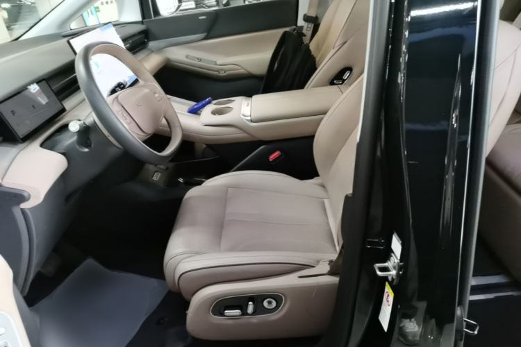 Used XPeng X9 2025 740 Ultra-Long Range Max Left Front Seat