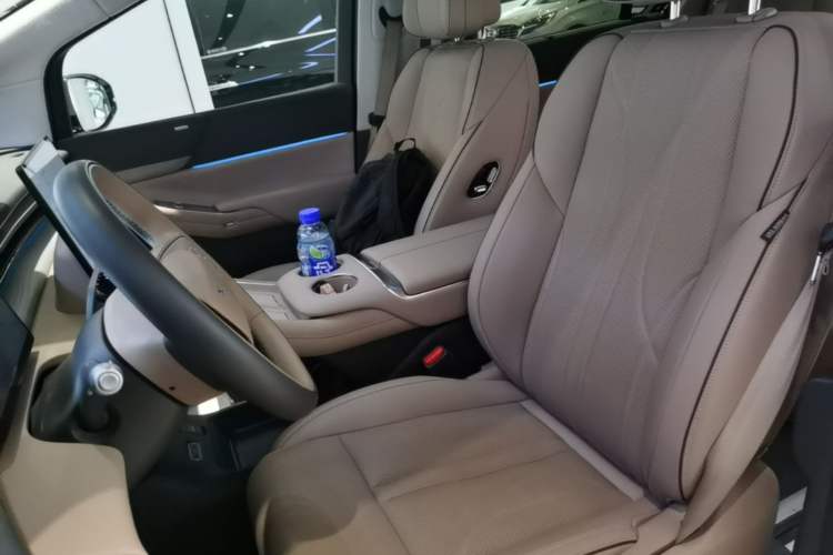 Used XPeng X9 2025 740 Ultra-Long Range Max Left Front Seat
