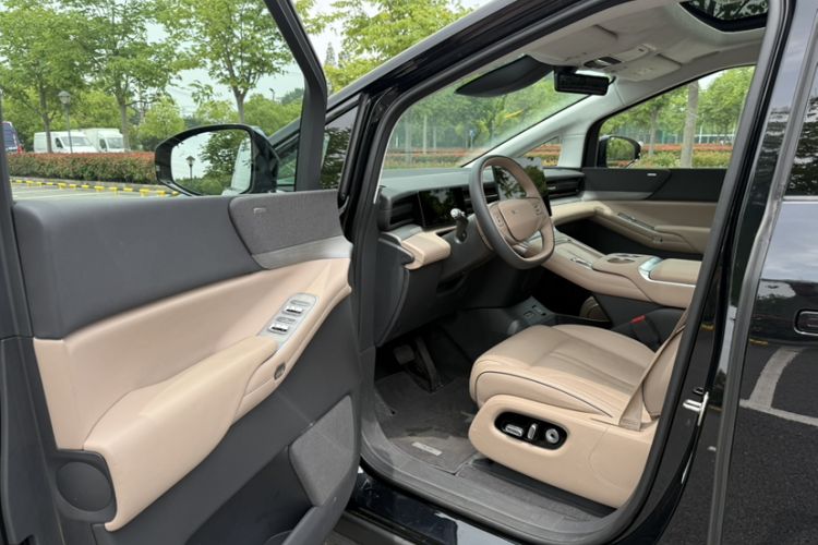 Used XPeng X9 2025 740 Ultra-Long Range Max Left Front Seat