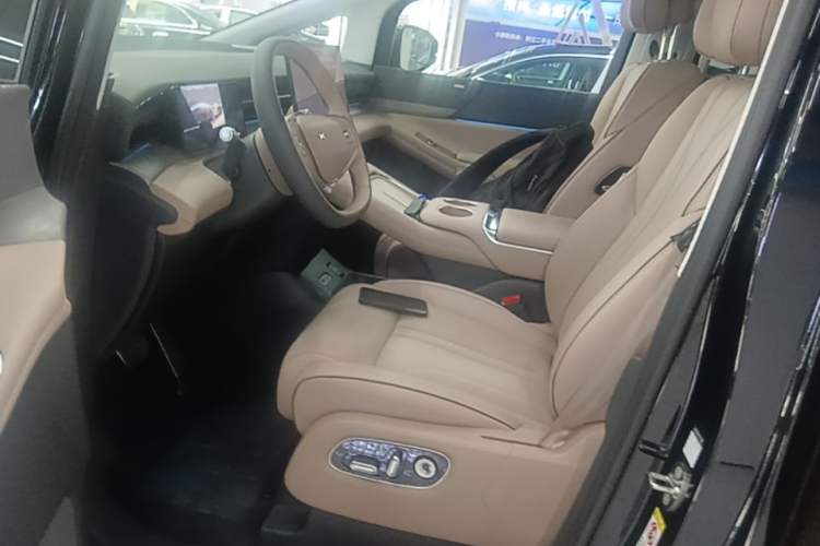 Used XPeng X9 2025 650 Long-Range Max Left Front Seat