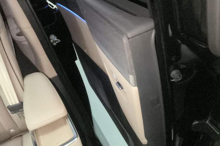 Used XPeng X9 2025 740 Ultra-Long Range Max Left Rear Door Interior