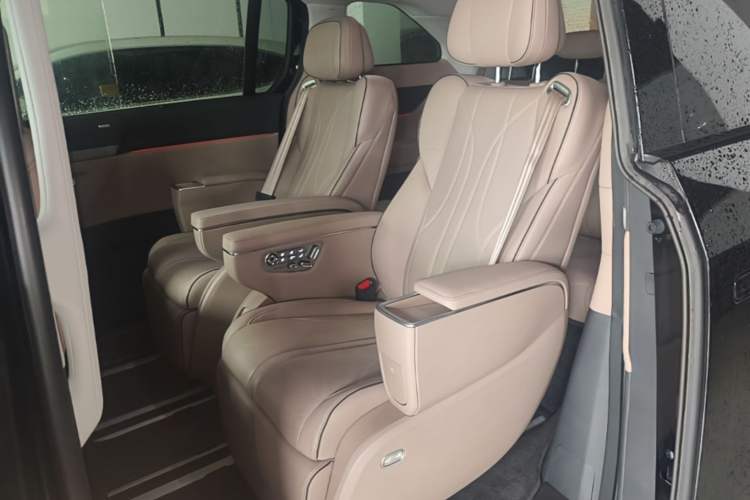 Used XPeng X9 2025 740 Ultra-Long Range Max Left Rear Seat
