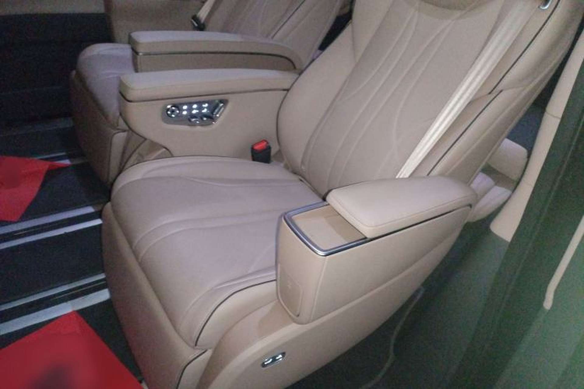 Used XPeng X9 2025 740 Ultra-Long Range Max Left Rear Seat