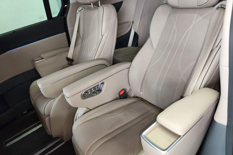 Used XPeng X9 2025 740 Ultra-Long Range Max Left Rear Seat