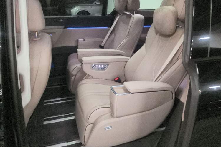 Used XPeng X9 2025 740 Ultra-Long Range Max Left Rear Seat