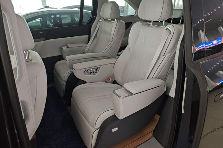 Used XPeng X9 2025 650 Long-Range Max Left Rear Seat