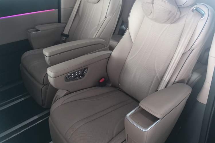 Used XPeng X9 2025 740 Ultra-Long Range Max Left Rear Seat