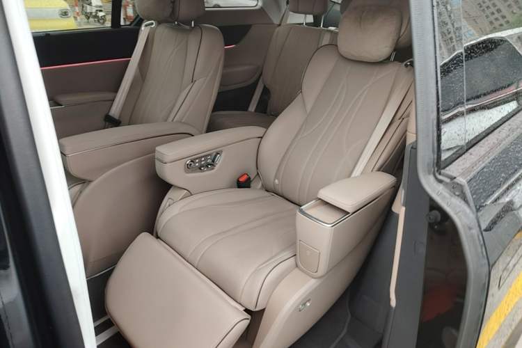 Used XPeng X9 2025 740 Ultra-Long Range Max Left Rear Seat