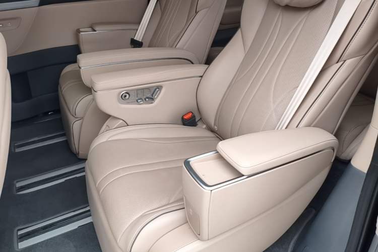 Used XPeng X9 2025 740 Ultra-Long Range Max Left Rear Seat