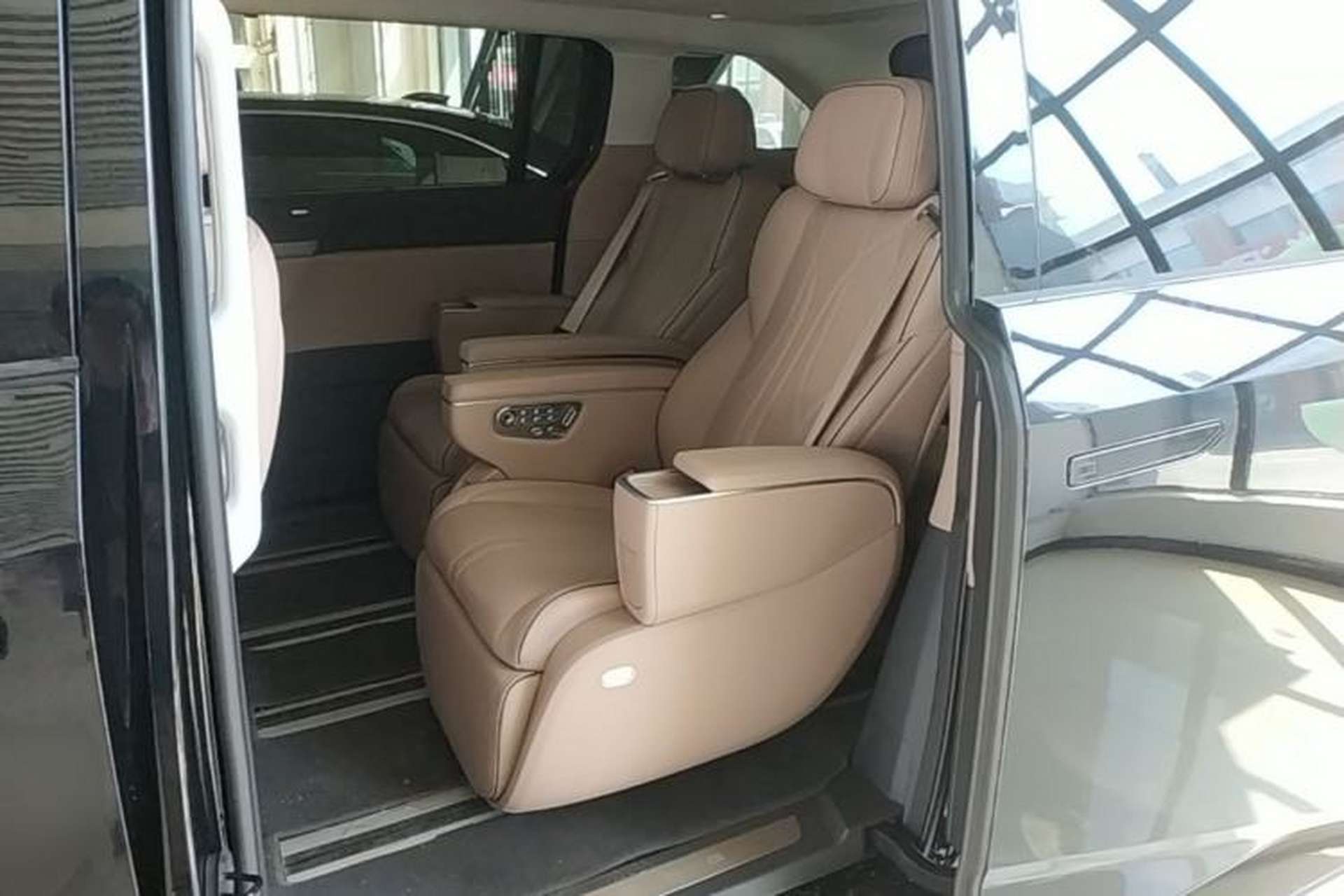 Used XPeng X9 2025 740 Ultra-Long Range Max Left Rear Seat
