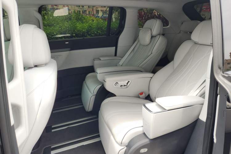 Used XPeng X9 2025 740 Ultra-Long Range Max Left Rear Seat