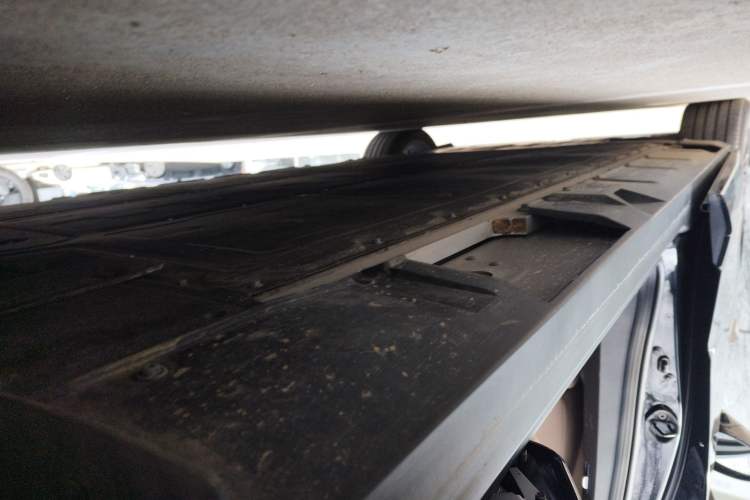 Used XPeng X9 2025 740 Ultra-Long Range Max Left Side Sill