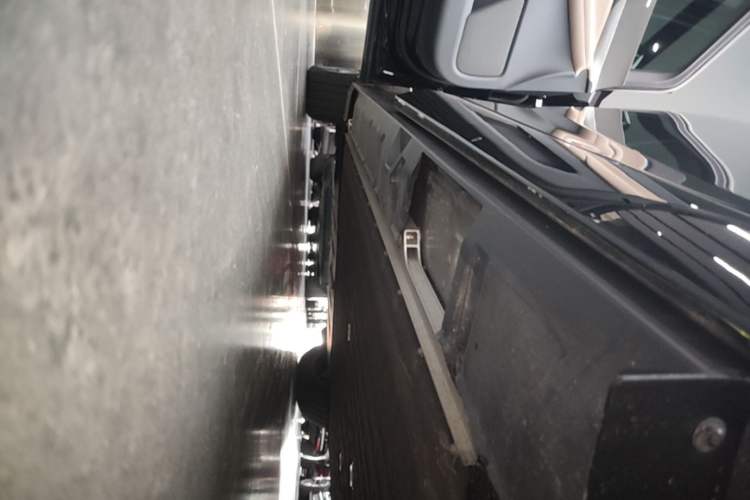 Used XPeng X9 2025 650 Long-Range Max Left Side Sill