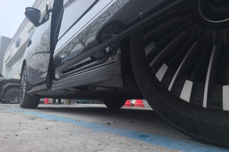 Used XPeng X9 2025 740 Ultra-Long Range Max Left Side Sill