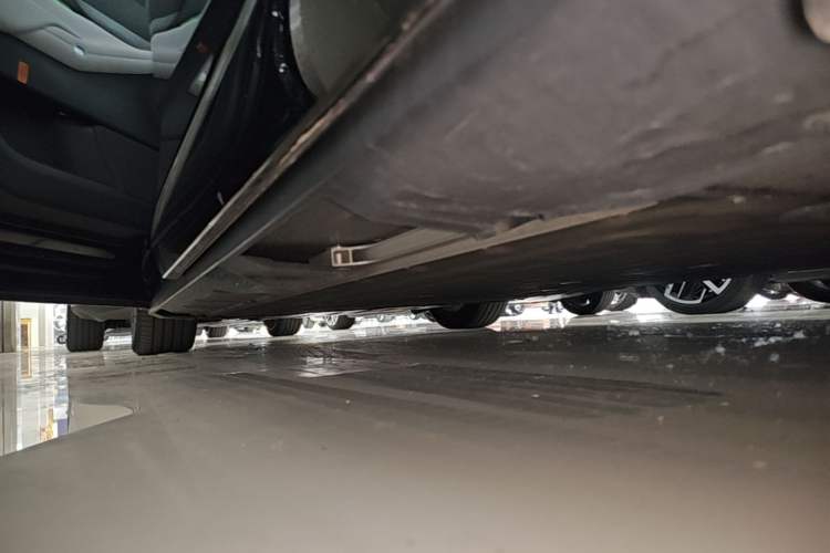 Used XPeng X9 2025 650 Long-Range Max Left Side Sill