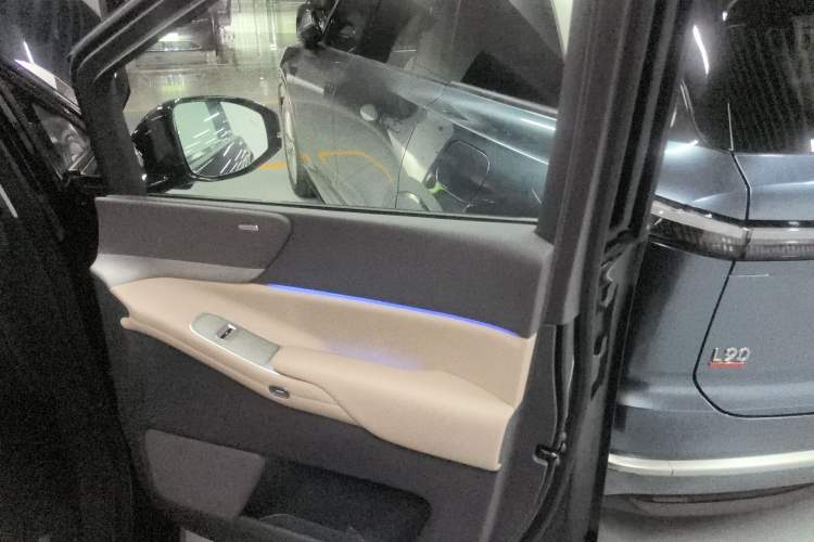Used XPeng X9 2025 740 Ultra-Long Range Max Right Front Door Interior