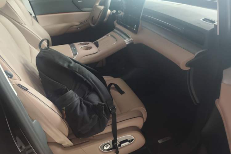Used XPeng X9 2025 740 Ultra-Long Range Max Right Front Seat